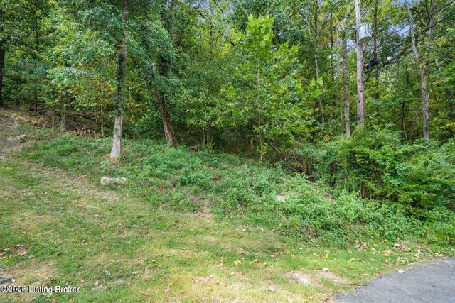7407 Chant Ct, Louisville, KY 40214