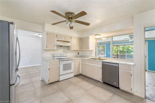 1114 Lorraine CT, Cape Coral, FL 33904