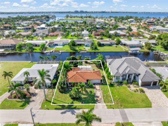 1114 Lorraine CT, Cape Coral, FL 33904