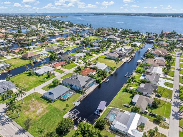 1114 Lorraine CT, Cape Coral, FL 33904