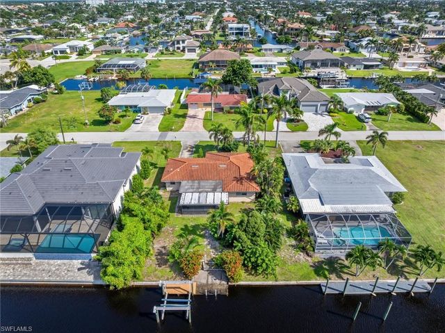 1114 Lorraine CT, Cape Coral, FL 33904
