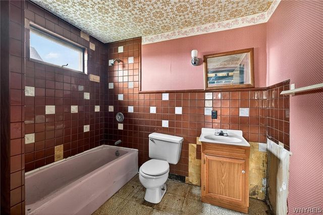 20 East Avenue, West Seneca, NY 14224