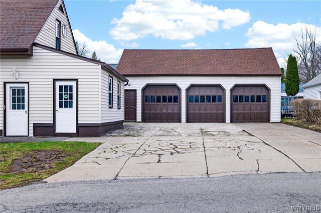 20 East Avenue, West Seneca, NY 14224