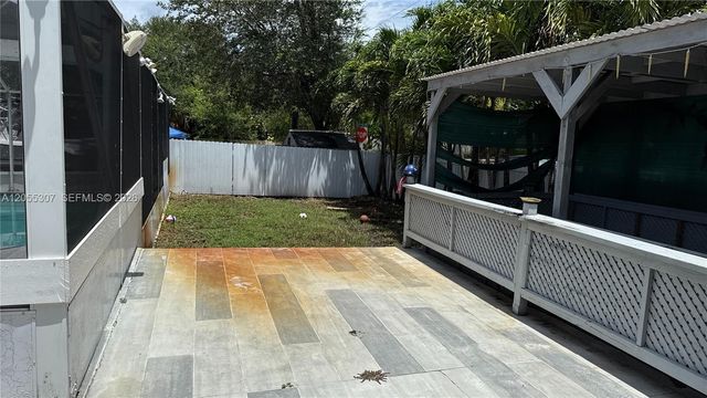 7400 NW 1st Ct, Pembroke Pines, FL 33024