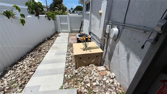 7400 NW 1st Ct, Pembroke Pines, FL 33024