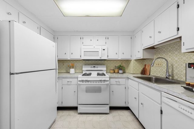 48 Bigelow Ave 28, Watertown, MA 02472