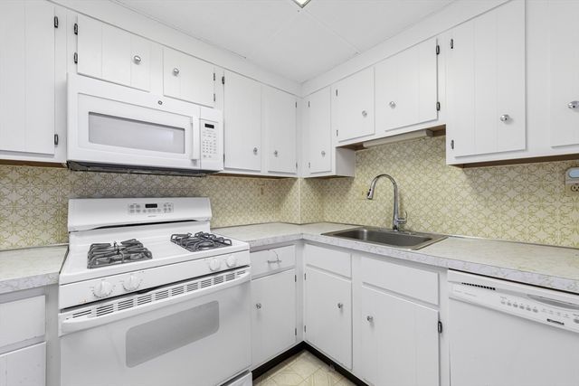 48 Bigelow Ave 28, Watertown, MA 02472