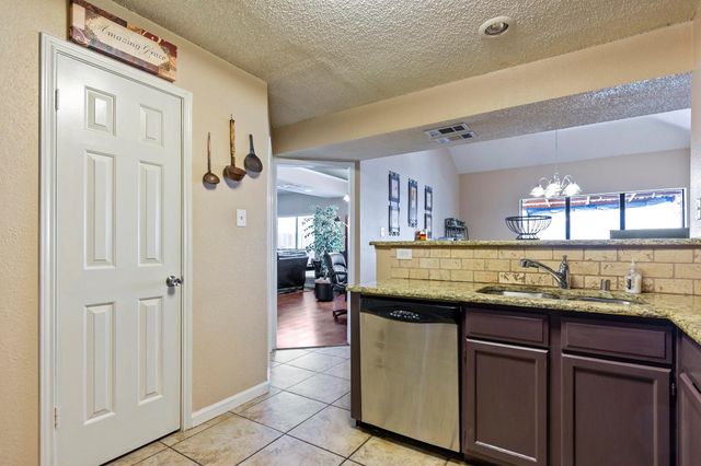 2920 Peninsula Way, Carrollton, TX 75007