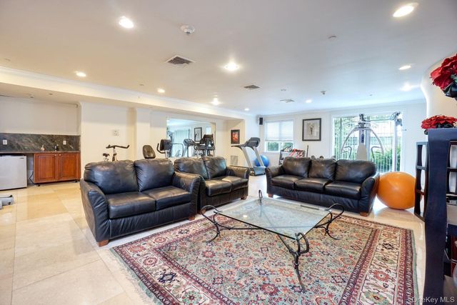 171 Great Neck Road 2k, Great Neck, NY 11021