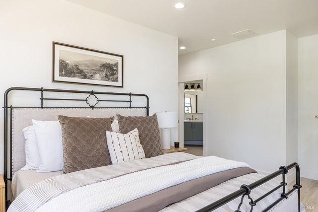 14734 Youngs Rd, Healdsburg, CA 95448