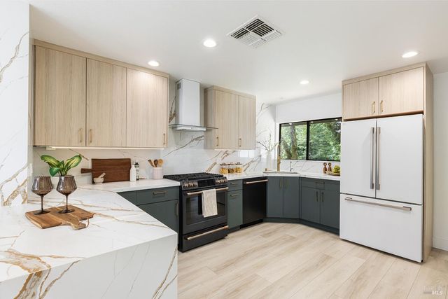 14734 Youngs Rd, Healdsburg, CA 95448