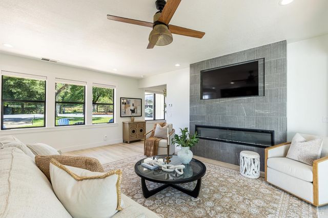 14734 Youngs Rd, Healdsburg, CA 95448