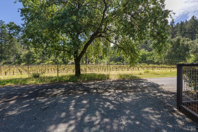 14734 Youngs Rd, Healdsburg, CA 95448