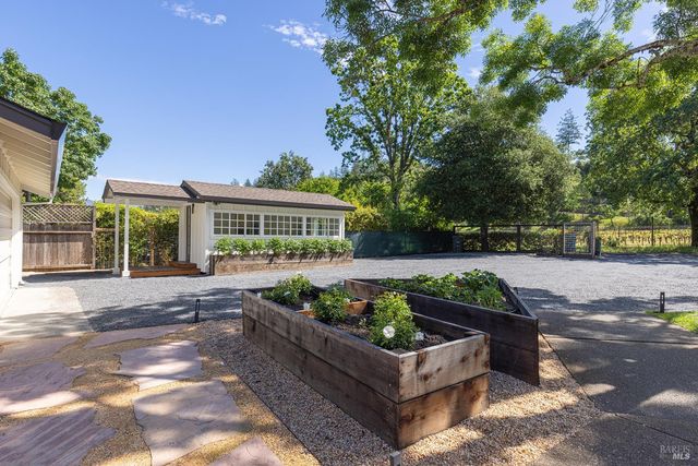 14734 Youngs Rd, Healdsburg, CA 95448