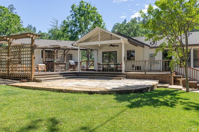 14734 Youngs Rd, Healdsburg, CA 95448