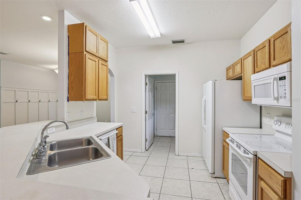 Image 10 of property listing at 12707 LINDA DRIVE, Tampa, FL 33612