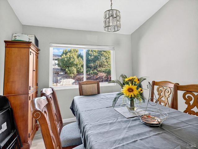 4406 Hedge Ct, Rohnert Park, CA 94928