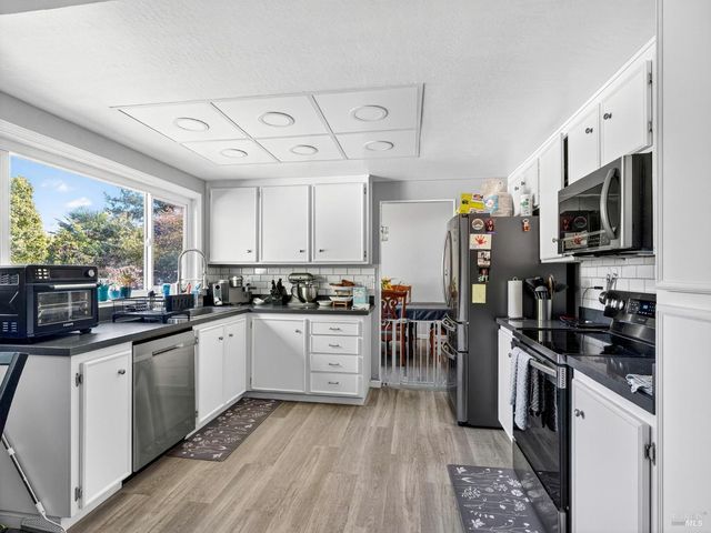 4406 Hedge Ct, Rohnert Park, CA 94928