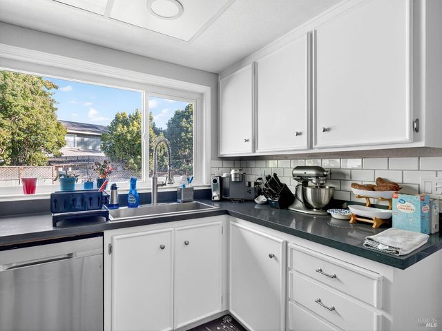 4406 Hedge Ct, Rohnert Park, CA 94928