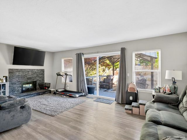 4406 Hedge Ct, Rohnert Park, CA 94928