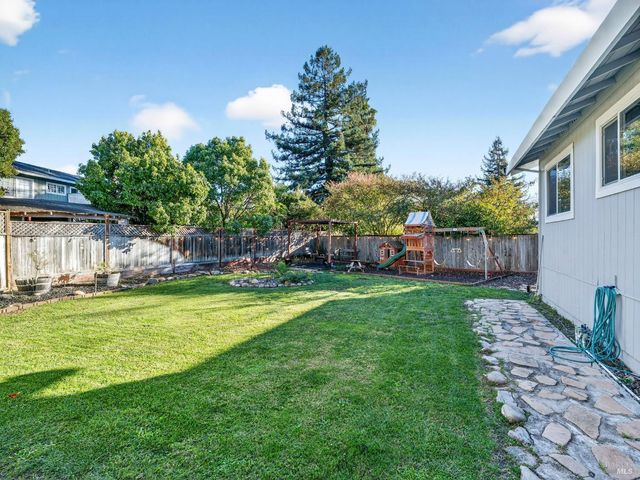 4406 Hedge Ct, Rohnert Park, CA 94928