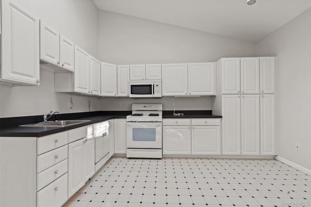 227 Panorama Court, Poughkeepsie, NY 12603