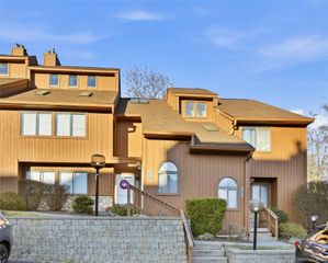 227 Panorama Court, Poughkeepsie, NY 12603