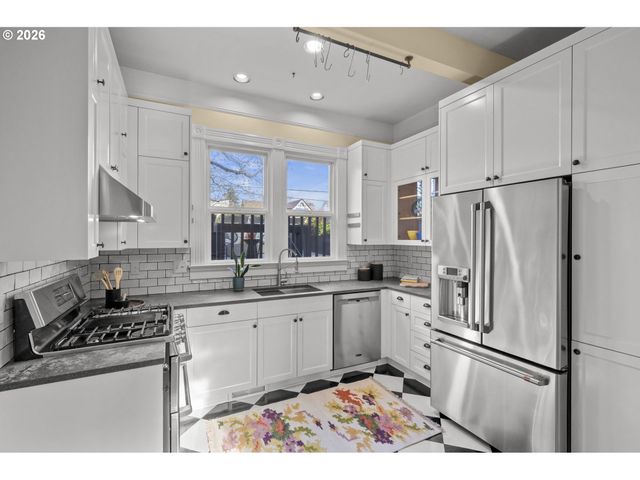 1232 Se BELMONT St, Portland, OR 97214