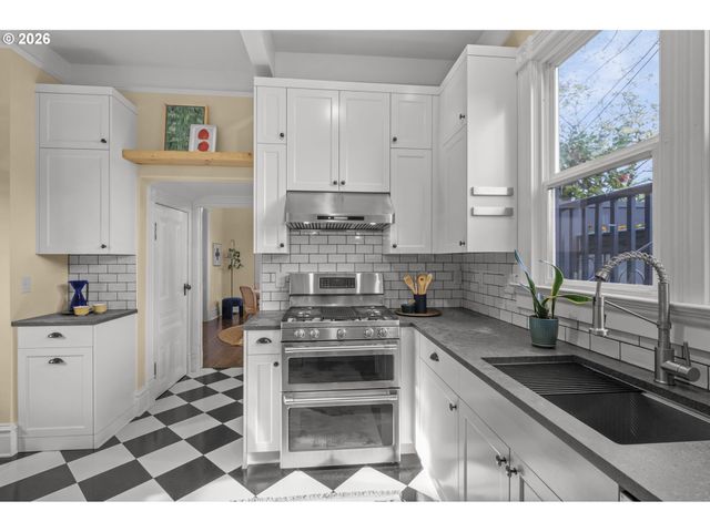 1232 Se BELMONT St, Portland, OR 97214