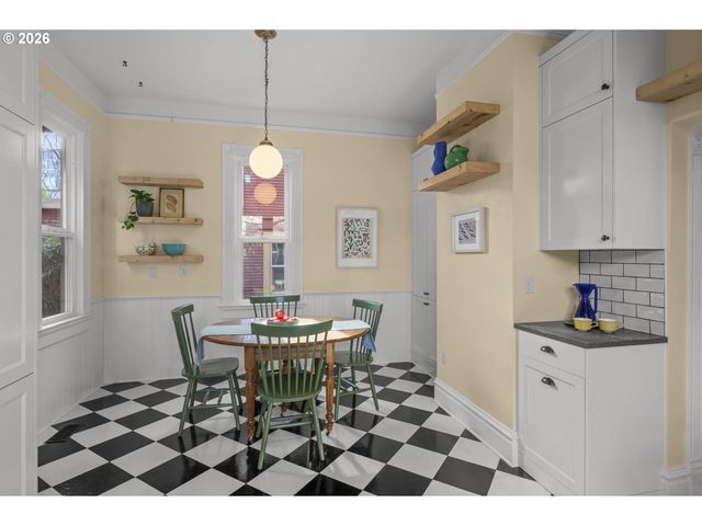 1232 Se BELMONT St, Portland, OR 97214