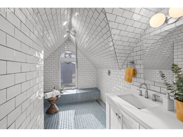 1232 Se BELMONT St, Portland, OR 97214