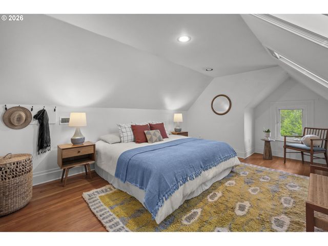 1232 Se BELMONT St, Portland, OR 97214