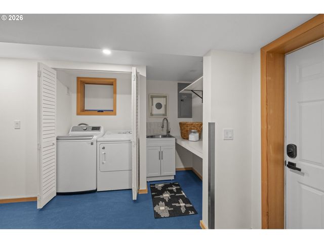 1232 Se BELMONT St, Portland, OR 97214