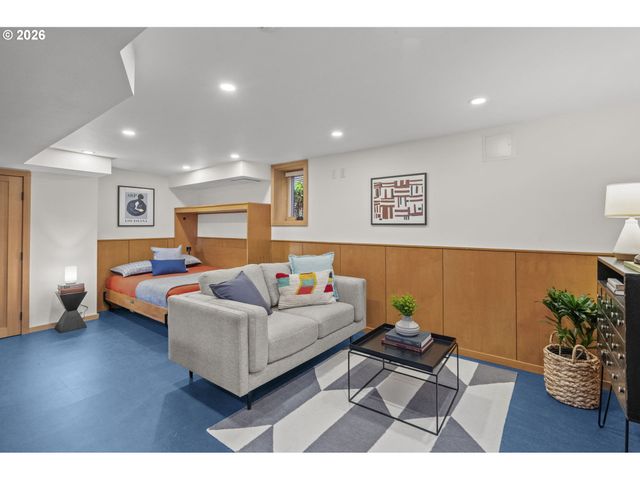 1232 Se BELMONT St, Portland, OR 97214