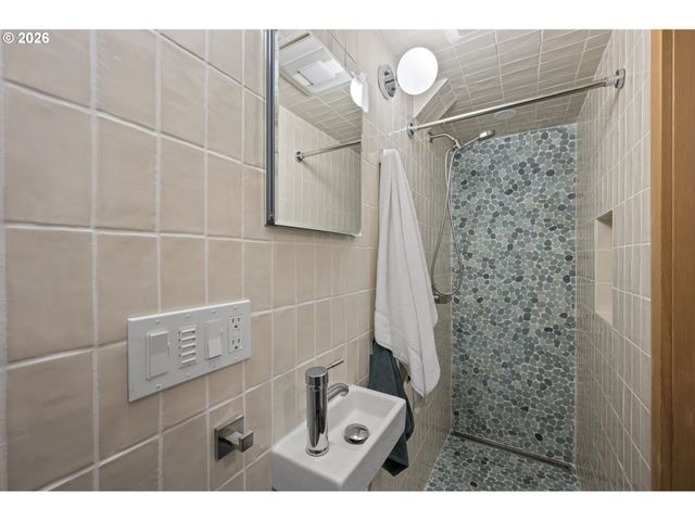 1232 Se BELMONT St, Portland, OR 97214