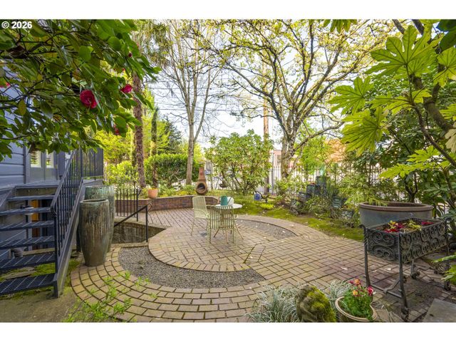 1232 Se BELMONT St, Portland, OR 97214