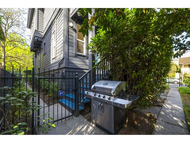 1232 Se BELMONT St, Portland, OR 97214