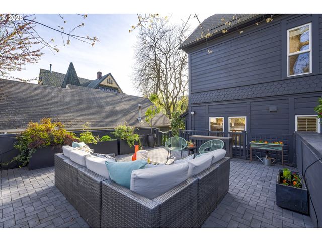 1232 Se BELMONT St, Portland, OR 97214