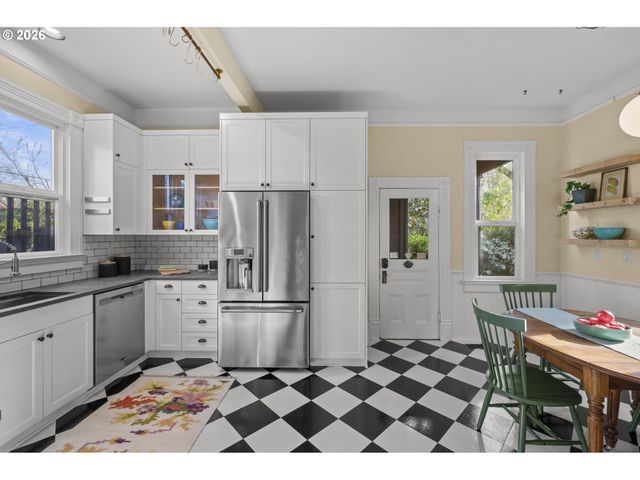 1232 Se BELMONT St, Portland, OR 97214