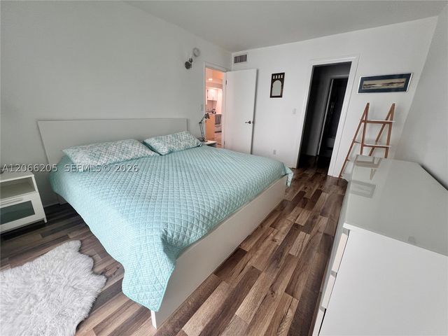 240 Galen Dr 302, Key Biscayne, FL 33149