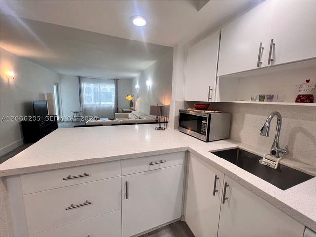 240 Galen Dr 302, Key Biscayne, FL 33149
