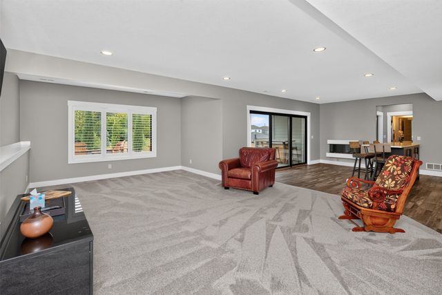 10009 Hidden Valley Drive, Johnston, IA 50131