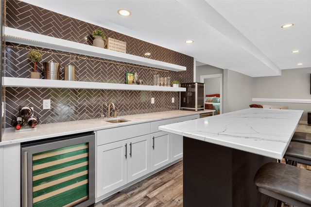 10009 Hidden Valley Drive, Johnston, IA 50131