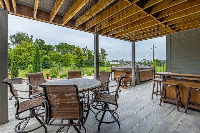 10009 Hidden Valley Drive, Johnston, IA 50131