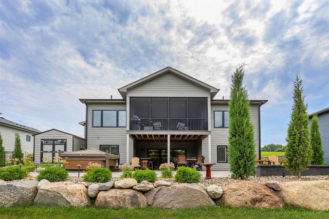 10009 Hidden Valley Drive, Johnston, IA 50131