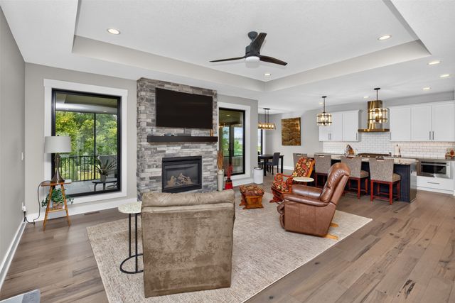 10009 Hidden Valley Drive, Johnston, IA 50131