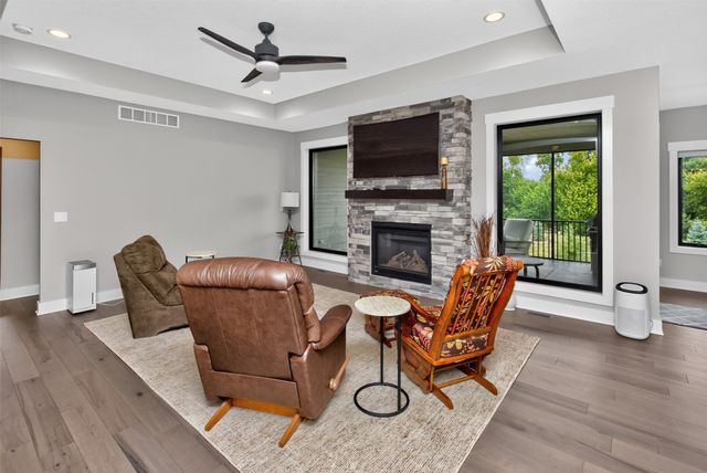 10009 Hidden Valley Drive, Johnston, IA 50131