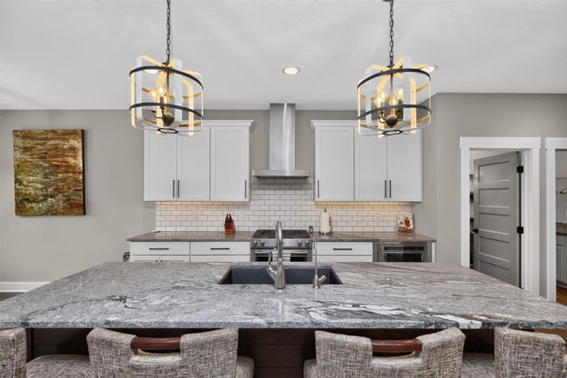 10009 Hidden Valley Drive, Johnston, IA 50131