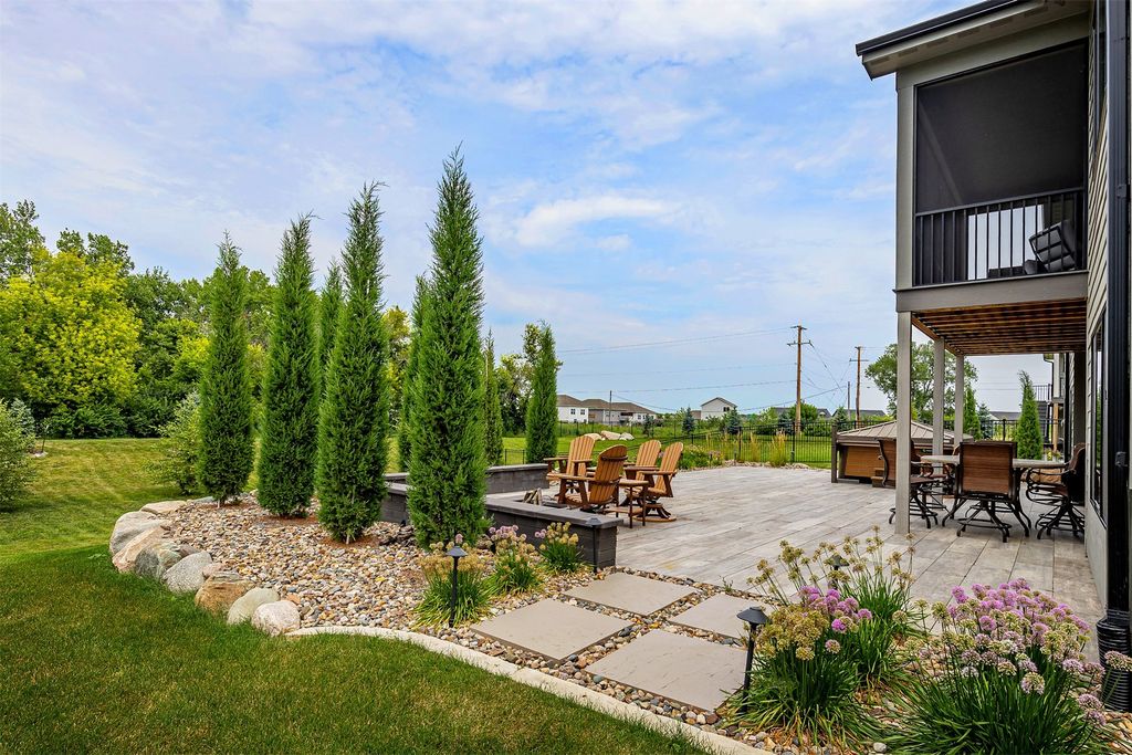 10009 Hidden Valley Drive, Johnston, IA 50131