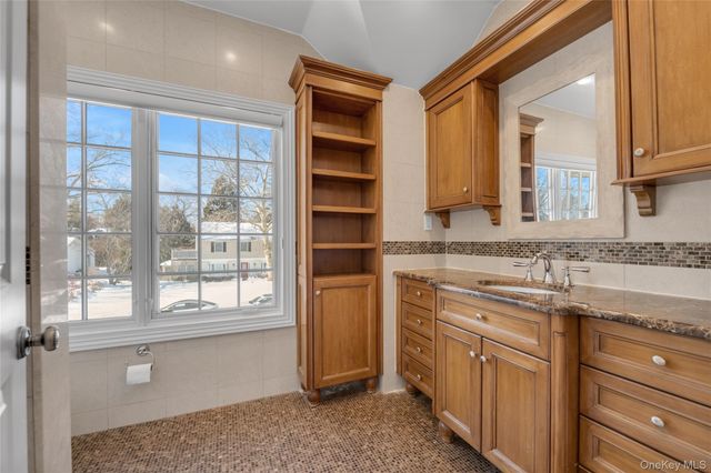 5 Old Field Lane, Lake Success, NY 11020